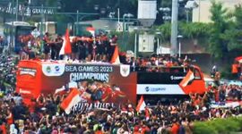 Bus yang mereka tumpangi memulai konvoi, diikuti oleh atlet-atlet dari cabang olahraga lain seperti Timnas Basket Putri yang meraih medali emas SEA Games untuk pertama kalinya