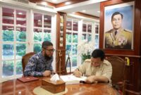 Menteri Pertahanan Prabowo Subianto bersama podcaster konten bisnis Deryansha Azhary. (Dok. Tim Media Prabowo Subianto)