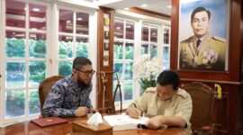Menteri Pertahanan Prabowo Subianto bersama podcaster konten bisnis Deryansha Azhary. (Dok. Tim Media Prabowo Subianto)