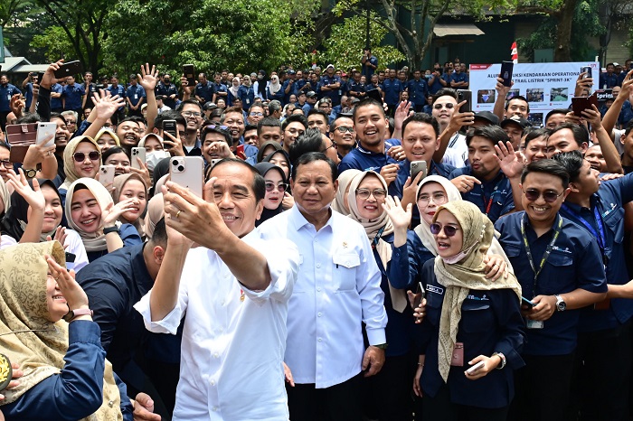 Presiden Joko Widodo selfie bersama Menteri Pertahanan Prabowo Subianto dan para karyawan PT Pindad. (Dok. Tim Media Prabowo Subianto) 