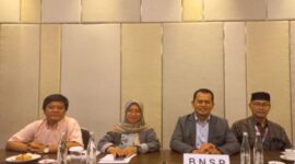 Anggota Komisioner BNSP, Amilin, memenuhi undangan Direktur Perundingan Perdagangan Jasa Kementerian Perdagangan RI, Basaria Tiara L. Gaol, dalam pembahasan tentang penyusunan jawaban pertanyaan terkait proposal Movement of Natural Persons (MNP) dan pembahasan usulan Indonesia atas skema Working Holiday Visa (WHV) yang dilaksanakan di Double Tree by Hilton Jakarta (28/12/23). (Doc.BNSP)
