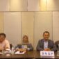 Anggota Komisioner BNSP, Amilin, memenuhi undangan Direktur Perundingan Perdagangan Jasa Kementerian Perdagangan RI, Basaria Tiara L. Gaol, dalam pembahasan tentang penyusunan jawaban pertanyaan terkait proposal Movement of Natural Persons (MNP) dan pembahasan usulan Indonesia atas skema Working Holiday Visa (WHV) yang dilaksanakan di Double Tree by Hilton Jakarta (28/12/23). (Doc.BNSP)