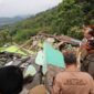 Kepala BNPB Letjen TNI Suharyanto meninjau lokasi terdampak longsor di Desa Bencoy, Kecamatan Cireunghas, Kabupaten Sukabumi. (Dok. BNPB)