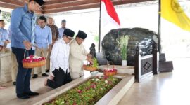 Calon Presiden Nomor Urut 2, Prabowo Subianto melakukan Ziarah ke Makam Bapak Proklamator Ir. Soekarno yang terletak di Blitar, Jawa Timur. (Dok. Tim Media Prabowo-Gibran)