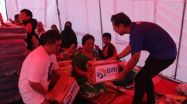 BRI melalui BRI Cabang Sumedang bergerak cepat memberikan bantuan tanggap darurat Peduli Bencana Gempa Sumedang. (Dok. Bank BRI)
