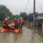 Tim gabungan melakukan evakuasi dan monitoring di lokasi terdampak banjir Kabupaten Karawang. (Dok. BPBD Karawang)