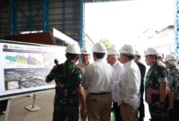 Menteri Pertahanan Prabowo Subianto saat melakukan inspeksi terkait modernisasi kapal di PT PAL Indonesia, Surabaya. (Dok. Tim Media Prabowo Subianto)