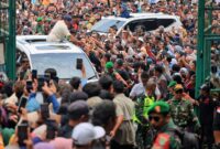 Menteri Pertahanan (Menhan) Prabowo Subianto disambut riuh luluban ribuan warga termasuk para petani dan peternak di Sumedang. (Dok. Tim Media Prabowo Subianto)