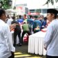 Presiden Jokowi menyaksikan penyerahan bantuan paket sembako bagi masyarakat di sekitar Kompleks Istana Kepresidenan Bogor. (Dok. Setkab.go.id)