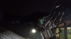 Sebuah atap rumah warga di Kabupaten Sukabumi roboh akibat gempa bumi M6,2 yang mengguncang. (Dok. BPBD Kabupaten Sukabumi)