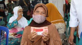 Penyaluran Bantuan Sosial. (Dok. Kemensos.go.id)