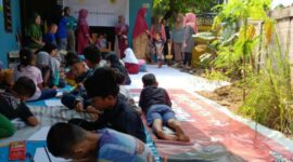 Kegiatan lomba mewarnai dan menggambar untuk anak-anak Rumah Cerdas Samisade di Desa Cimulang, Bogor oleh Tim Pengabdi Universitas Indonesia. (Dok. Universitas Indonesia) 