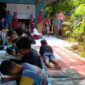 Kegiatan lomba mewarnai dan menggambar untuk anak-anak Rumah Cerdas Samisade di Desa Cimulang, Bogor oleh Tim Pengabdi Universitas Indonesia. (Dok. Universitas Indonesia) 