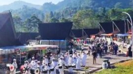 Ribuan peserta  pawai ta’arup, berasal dari wilayah Kecamatan dan seluruh desa di Kabupaten Bogor, padati Rest Area Gunung Mas Puncak. (Dok. Iwan)