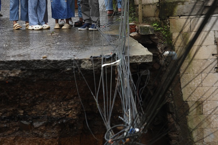 Sejumlah warga beraktivitas di dekat lokasi jembatan yang amblas terdampak banjir bandang di Desa Tugu Selatan, Kecamatan Cisarua, Kabupaten Bogor, Jawa Barat, Senin (3/3/2025). (Dok. BNPB)