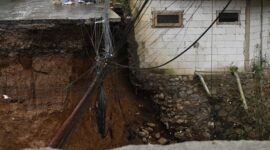 Sejumlah warga beraktivitas di dekat lokasi jembatan yang amblas terdampak banjir bandang di Desa Tugu Selatan, Kecamatan Cisarua, Kabupaten Bogor, Jawa Barat, Senin (3/3/2025). (Dok. BNPB)
