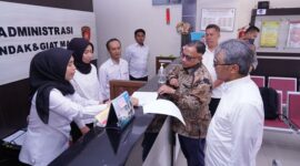Kapolda Jabar Irjen Rudi Setiawan menyambut hangat tim juri Kompolnas Award 2025 di Aula Herman Sudjanadiwirja, Senin (23/6/2025). (Dok. mediahub.polri.go.id)