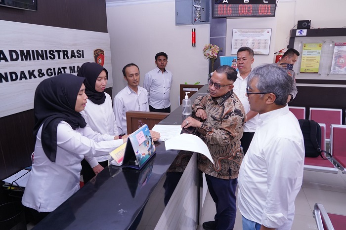 Kapolda Jabar Irjen Rudi Setiawan menyambut hangat tim juri Kompolnas Award 2025 di Aula Herman Sudjanadiwirja, Senin (23/6/2025). (Dok. mediahub.polri.go.id)