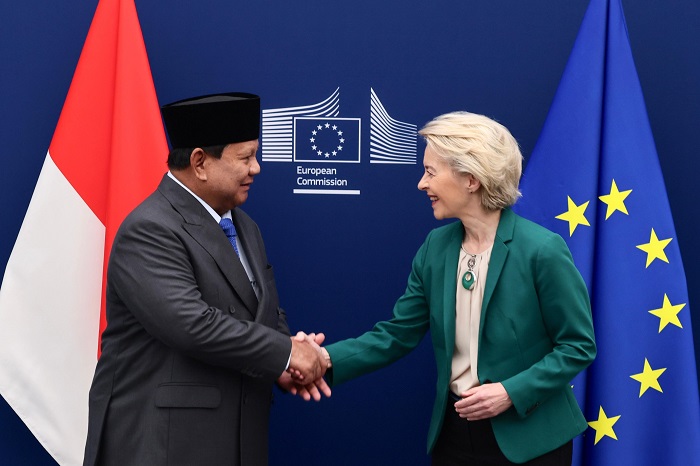Presiden Komisi Eropa Ursula von der Leyen dan Presiden Prabowo Subianto berjabat tangan di Brussels setelah pengumuman FTA bersejarah. (Dok. Tim Media Prabowo)