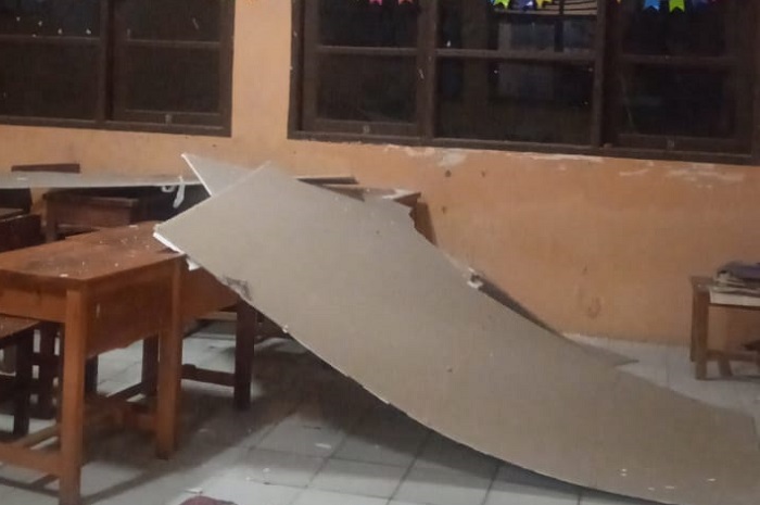 Plafon SDN Kutamaneuh 2 jebol pascagempa Bekasi, untungnya tidak ada aktivitas belajar saat kejadian. (Dok. BNPB)