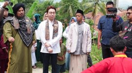 Dr. Richard Lee bersama ustadz Derry Sulaiman saat peresmian Masjid DRL. (Dok. Istimewa)