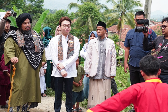 Dr. Richard Lee bersama ustadz Derry Sulaiman saat peresmian Masjid DRL. (Dok. Istimewa)