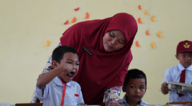 Gubernur Jabar Dedi Mulyadi menanggapi serius kasus keracunan 364 siswa MBG di KBB, janji evaluasi menyeluruh program pangan. Menuntut transparansi. (Dok. Bgn.go.id)