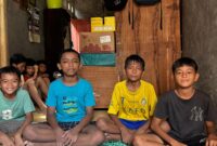 Anak bernama Jalu Akbar, Kraktau, dan Emal yang berusia sekitar 9 hingga 13 tahun melihat bongkahan benda asing mengapung di sekitar pantai. (Dok. Istimewa)