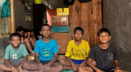 Anak bernama Jalu Akbar, Kraktau, dan Emal yang berusia sekitar 9 hingga 13 tahun melihat bongkahan benda asing mengapung di sekitar pantai. (Dok. Istimewa)