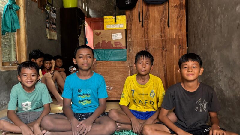 Anak bernama Jalu Akbar, Kraktau, dan Emal yang berusia sekitar 9 hingga 13 tahun melihat bongkahan benda asing mengapung di sekitar pantai. (Dok. Istimewa)