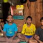 Anak bernama Jalu Akbar, Kraktau, dan Emal yang berusia sekitar 9 hingga 13 tahun melihat bongkahan benda asing mengapung di sekitar pantai. (Dok. Istimewa)